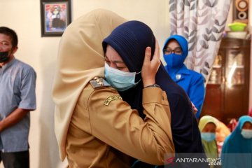 Istri awak KRI Nanggala: "Suami saya sudah tenang di sisi Allah bu..."