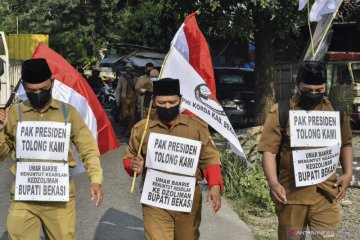 Tuntut honor, tiga orang guru honorer jalan kaki dari Bekasi ke Istana Merdeka, Jakarta