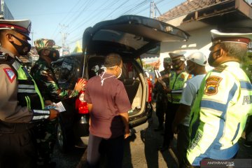Antisipasi pemudik awal, petugas gabungan periksa kendaraan yang melintas di Pantura