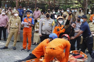 Wali Kota Solo saksikan simulasi penanganan korban gempa di kantornya