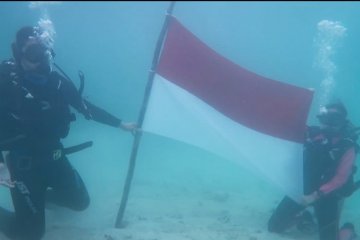Natuna kibarkan merah putih di bawah laut untuk korban KRI Nanggala