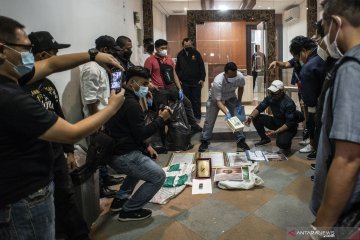 Bekas kantor FPI digeledah, Polisi temukan kaleng berisi serbuk