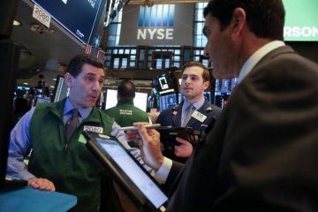 Wall Street dibuka naik dengan fokus pada laporan laba