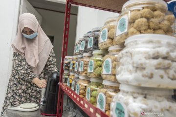 "Kue Rayo" buatan industri rumahan Pekanbaru laris di tengah pandemi