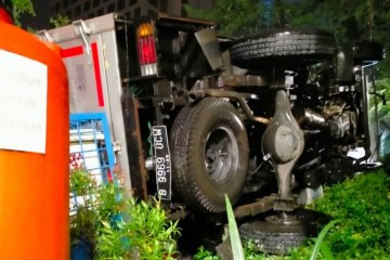 Sebuah truk kecelakaan di Dukuh Atas