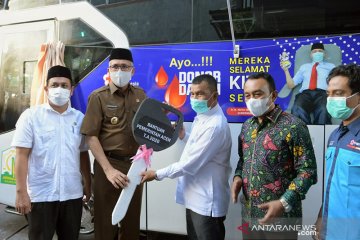 Gubernur Aceh serahkan mobil donor darah untuk PMI Banda Aceh