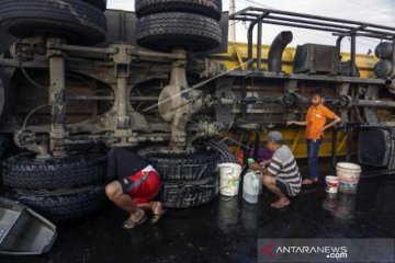 Kecelakaan Truk Pembawa Minyak Curah 