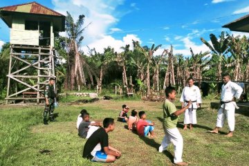 Satgas TNI beri latihan bela diri karate untuk anak di perbatasan