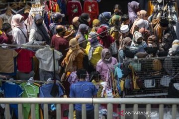 Skybridge Tanah Abang Dipadati Warga Berbelanja