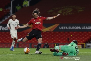 Edinson Cavani pimpin Manchester United hajar Roma 6-2 di leg pertama