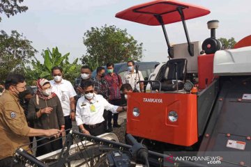 Mentan serahkan bantuan alsintan dari Presiden untuk petani Indramayu