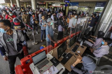 Calon penumpang padati Bandara Internasional Hang Nadim di Batam