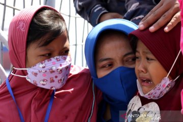 Suasana haru selimuti acara tabur bunga bagi awak KRI Nanggala-402