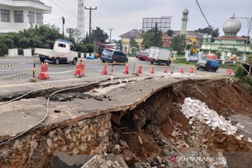 Jalur Puncak-Cianjur tertutup dari kendaraan besar bus dan truk