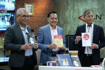 Chappy Hakim berikan buku untuk perpustakaan Antara