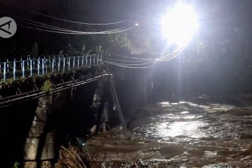 Jembatan Patihan Madiun ambrol diterjang banjir