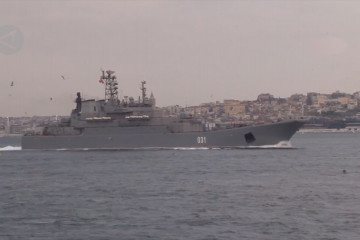 Kapal perang Rusia lintasi Selat Bosphorus di Istanbul menuju Laut Hitam