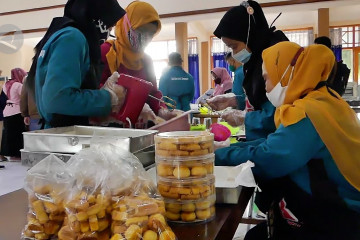 Penyandang disabilitas dilatih membuat roti