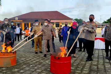 Pemusnahan 29 kg ganja dan ratusan botol miras di Polda Babel