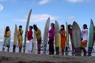 Saat perempuan berkebaya berselancar di Pantai Kuta