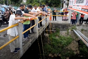 Menebar 300 liter Eco Enzyme ke sungai tercemar di Padang