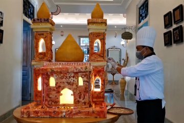 Miniatur masjid dari rengginang dan pizza