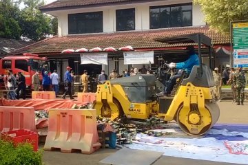 Pemkot Cilegon musnahkan ribuan botol miras hasil sitaan selama Ramadhan