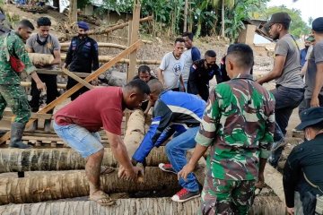 Anggota Polri-TNI siapkan dapur umum & jembatan darurat di Adonara Timur