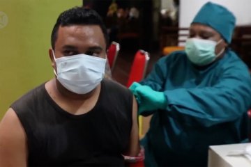Proses vaksinasi lansia di Cirebon hingga imunisasi COVID-19 di Papua