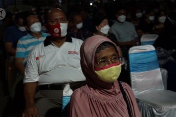 Ratusan lansia Pekalongan antusias divaksin COVID-19 saat malam hari