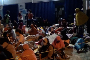 Puluhan penerima BLT UMKM tidur dan sahur di depan kantor BRI cabang Palu
