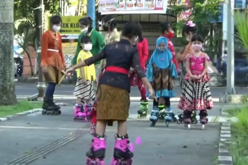 Saat gadis-gadis cilik Malang bersepatu roda dengan berkebaya