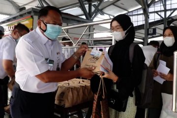 Takjil gratis bagi calon penumpang di Stasiun Cirebon Prujakan