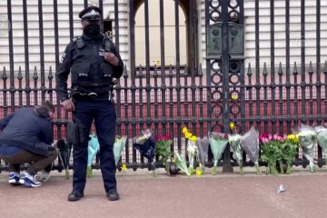 Warga London letakkan bunga di depan Istana Buckingham