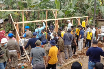 Bupati dan OPD Kab. Batang gotong royong bedah rumah warga