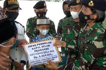 Jamaah masjid serahkan dukungan dana pada Lanal Yogya