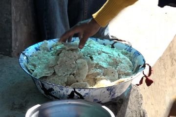 Mengintip pembuatan jagung titi, makanan khas Flores Timur