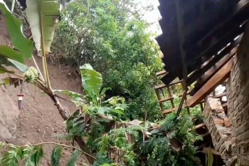 Rumah di lereng Gunung Wilis Madiun tertimbun longsor