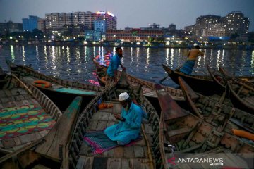 Suasana Ramadhan di tepi Sungai Buriganga, Bangladesh