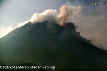 Gunung Merapi luncurkan tiga kali awan panas hingga 1,7 km