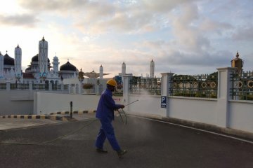 Disinfektan kawasan Masjid Raya Baiturrahman
