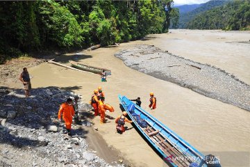 SAR Manokwari Evakuasi Mayat Pria Tanpa Indentitas di Sungai Wariori