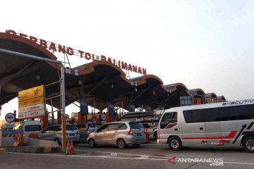 Bus kecil dominasi lalu lintas di GT Palimanan Cirebon