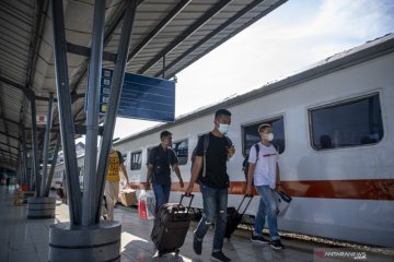 Hindari masa larangan mudik, sejumlah warga mudik awal dari Stasiun Kertapati Palembang