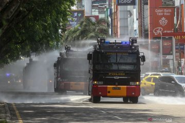 Penyemprotan disinfektan di jalanan Kota Pekanbaru