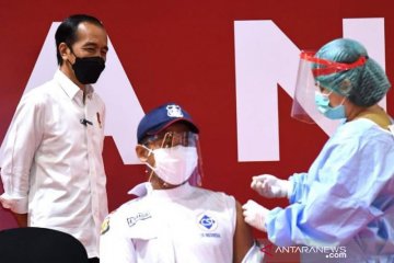 Presiden tinjau pelaksanaan vaksinasi pada pelaku usaha di Jakarta
