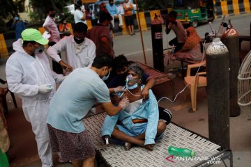 Kasus COVID-19 di India terus bertambah, warga antre mendapatkan oksigen gratis
