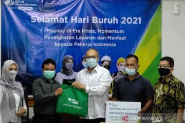 Sambut "May Day", BPJAMSOSTEK Cikarang salurkan paket sembako pekerja