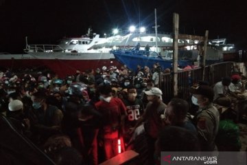 Penumpang kapal malam Kendari-Raha membludak jelang larangan mudik