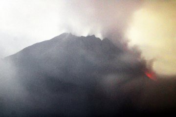 Gunung Merapi meluncurkan awan panas guguran sejauh 2 km